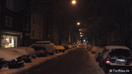 Winterstimmung in Düsseldorf: Der potente Blitz des Satio leuchtet die nähere Umgebung aus